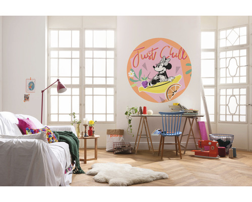 Woonkamer met bank, bureau en Minnie Mouse muursticker met de tekst Just Chill