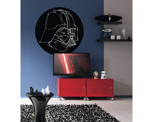 Woonkamer met televisie, rode kast, zwart tapijt en Star Wars muursticker