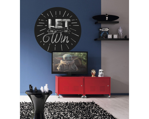 Decoratieve woonkamer met Star Wars thema, inclusief een muursticker, planken met figuren en een rode kast onder een televisie.