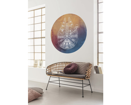 Woonkamer met zitbank en muursticker met ruimteschipontwerp