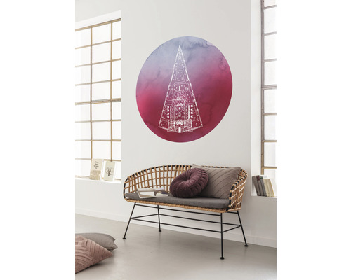 Scene met een muursticker met een geometrisch patroon bevestigd aan een muur en een bank met kussens