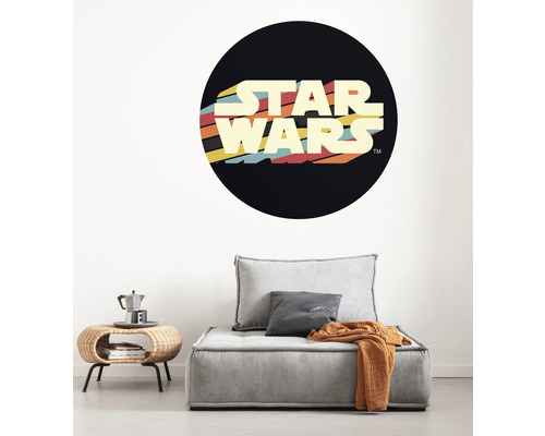 Woonkamer met Star Wars muursticker, fauteuil en bijzettafel
