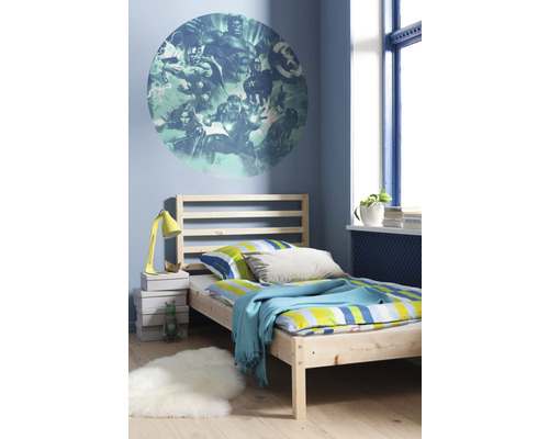 Jongenskamer met muursticker, bed en nachtkastje