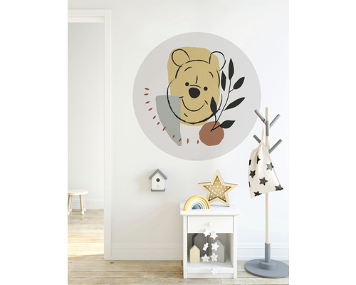 Decoratieve kinderkamer met Winnie de Poeh muursticker, nachtkastje en kapstok.