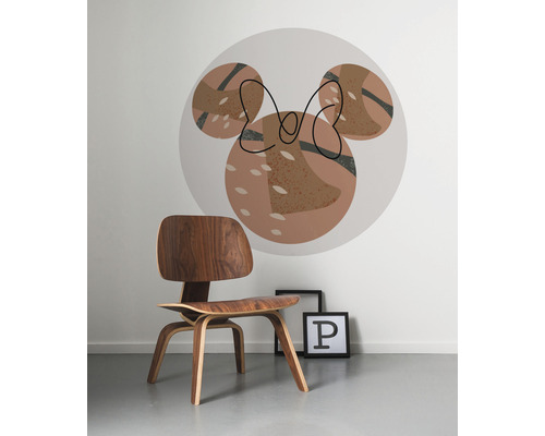 Muursticker met Minnie Mouse motief boven een houten stoel