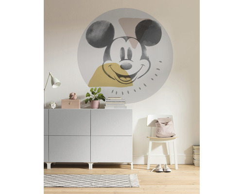 Woonkamer met dressoir, stoel en muursticker met Mickey Mouse-motief