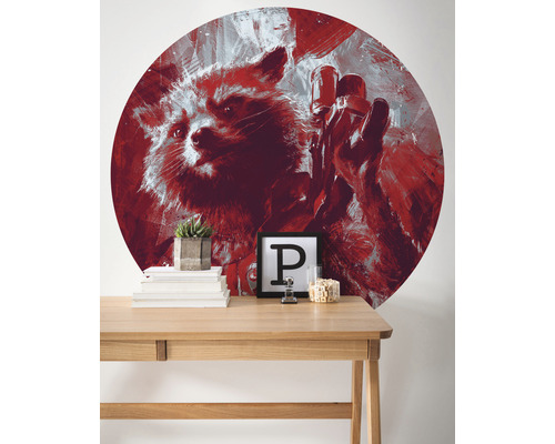 Ronde wanddecoratie met wasbeermotief boven een bureau