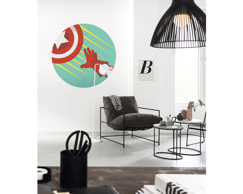 Lichte woonkamer met fauteuil, bijzettafels, staande lamp en muurschildering