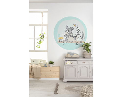 Decoratieve kinderkamer met konijnenmuursticker, commode en houten bank