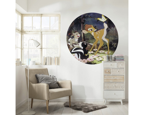 Decoratieve woonkamer met een ronde muursticker met Bambi, een konijn en een stinkdier.