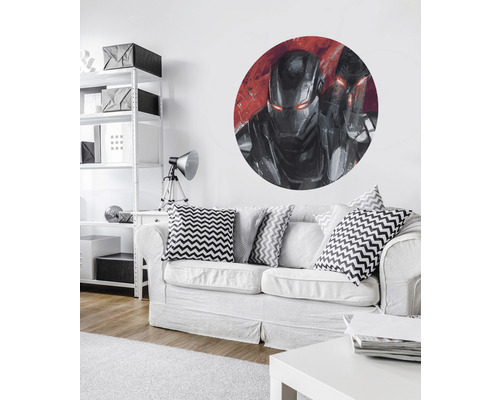 Woonkamer met een bank en een muursticker van een superheld