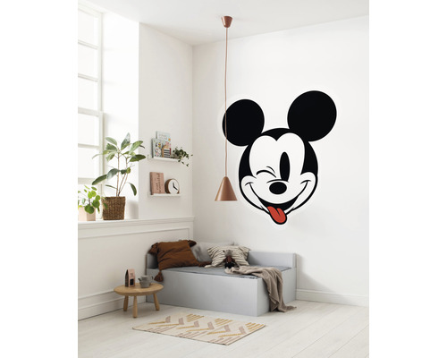 Kinderkamer met Mickey Mouse muursticker, bank en hanglamp