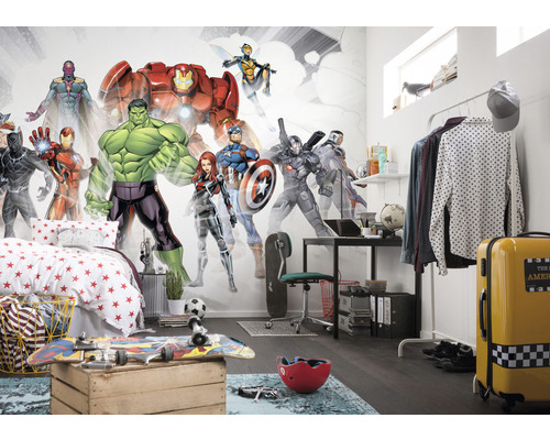 Een kinderkamer met een fotobehang met Marvel Avengers motieven.