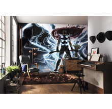 Woonkamer met muurschildering, fauteuil, staande lamp, tapijt en muziekinstrumenten voor een persoonlijke sfeer