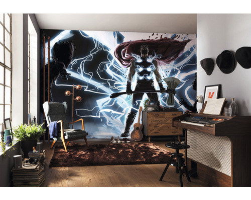 Woonkamer met muurschildering, fauteuil, staande lamp, tapijt en muziekinstrumenten voor een persoonlijke sfeer