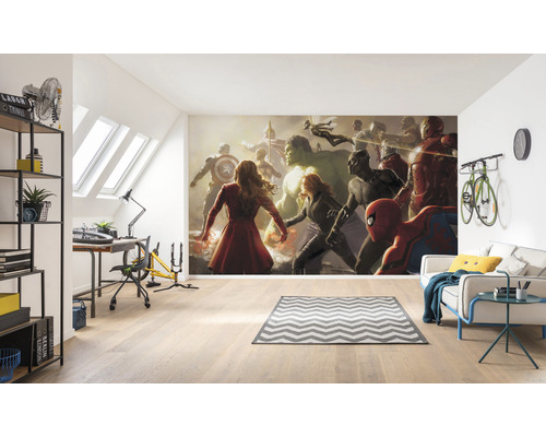 Woonkamer met fotobehang met superheldenmotieven, plank, bureau en bank