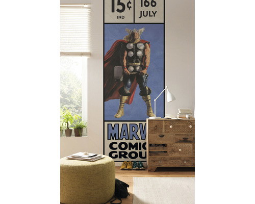 Woonkamer met Thor stripmuurafbeelding, ottomane en houten commode