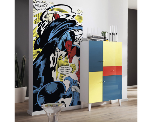 Kamer met Spiderman deurposter en kleurrijke kast