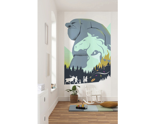 Wandafbeelding met rotswezen- en paardenmotief in een kinderkamer.