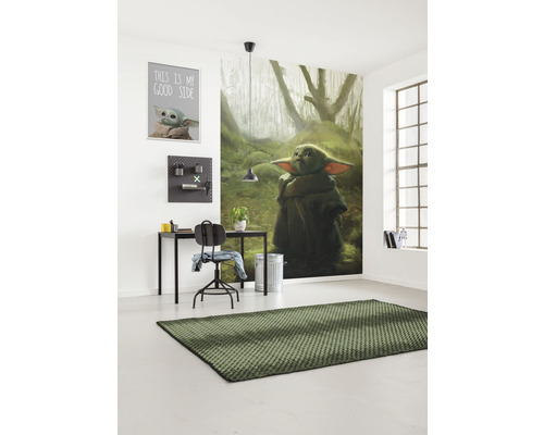 Moderne werkkamer met bureau, stoel, muurschildering en tapijt