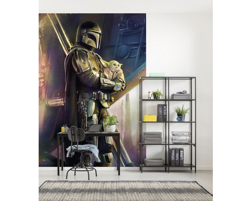 Decoratieve woonkamer met Star Wars Mandalorian muurschildering, bureau, stoel en rek