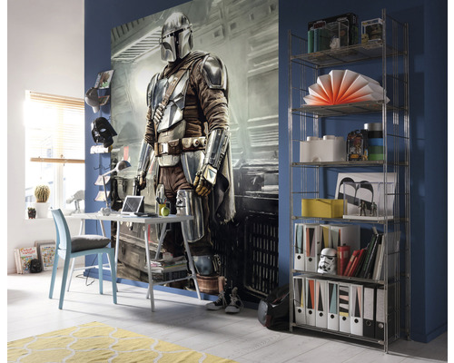Een werkkamer met een bureau, een rek en een muurschildering van The Mandalorian.