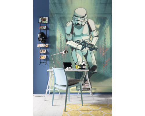 Jongenskamer met Star Wars muurschildering, bureau en blauwe stoel