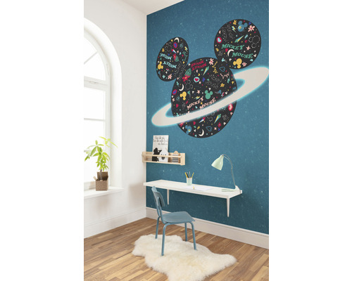 Decoratieve kinderkamer met een behang met ruimtethema en Mickey Mouse-oren