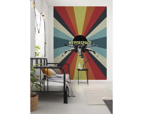 Wanddecoratie in de slaapkamer met een Star Wars Hyperspace motief.