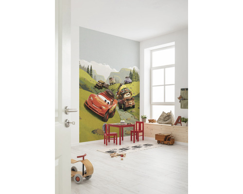 Kinderkamer met fotobehang met cartoonauto''s, tafel en stoelen