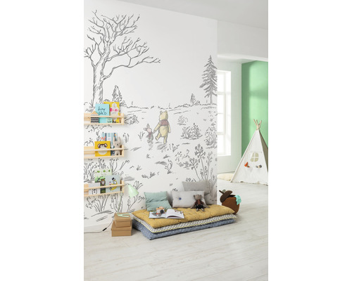 Kinderkamer met Winnie de Poeh muurschildering, planken, kussens en speeltent.