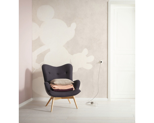 Woonkamer met fauteuil en behang met Mickey Mouse motief