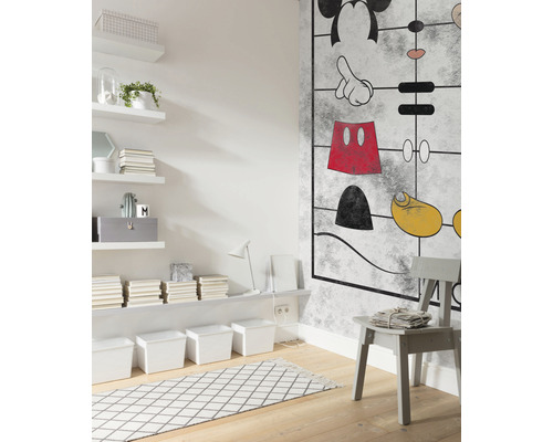 Lichte kinderkamer met wandbekleding, planken, vloerkleed en stoel