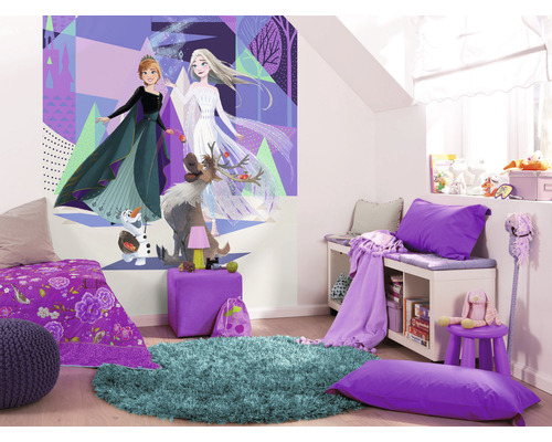 Kinderkamer met muurschildering van Anna en Elsa uit de film Frozen, bed, tapijt en meubels