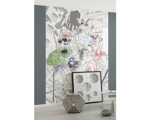 Kamer met Marvel Avengers behang, zeshoekige kruk en ingelijste foto