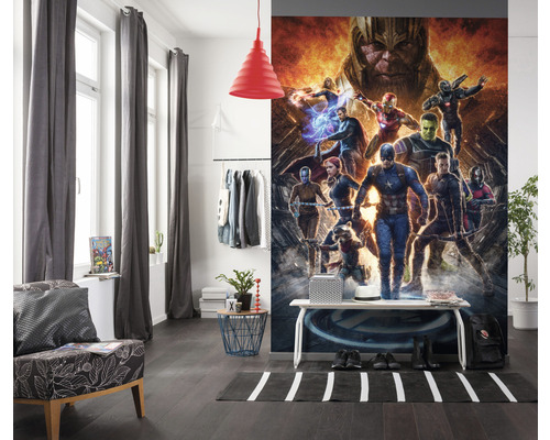 Kamer met fotobehang met Avengers-motief, bank, tapijt en decoratieve elementen