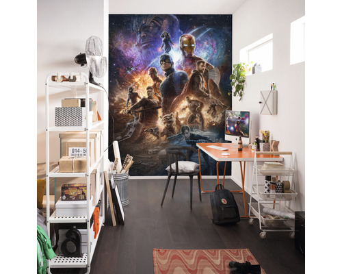 Kamer met een fotobehang met Avengers thema, een bureau en rekken.