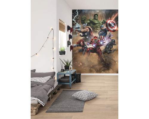 Kamer met bed, tapijt en muurschildering van de Avengers.