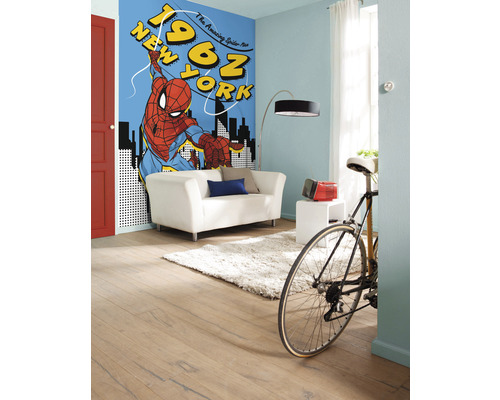 Woonkamer met Spiderman fotobehang, bank, tapijt en fiets
