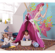 Kinderkamer met roze tipi, decoratie en muurschildering