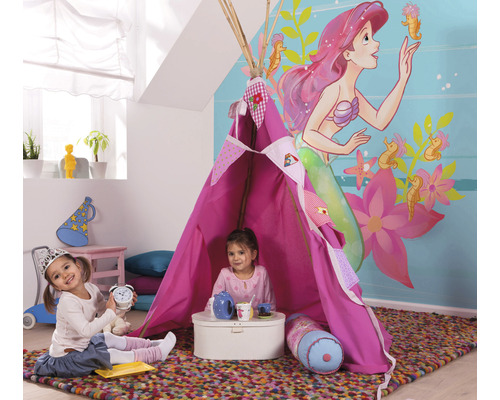 Kinderkamer met roze tipi, decoratie en muurschildering