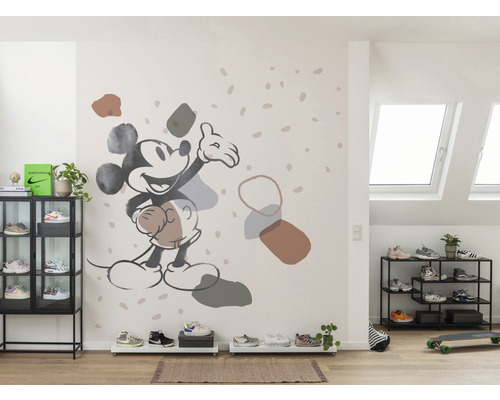 Woonkamer met schoenenrekken, vitrine en muursticker