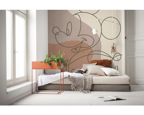 Decoratieve kamer met bed, plantenbak en Mickey Mouse motief wandbekleding