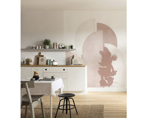 Woonkamer met kitchenette, eettafel en muurschildering met Minnie Mouse-motief