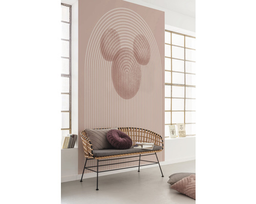 Kamer met geometrisch patroonbehang en rotan zitbank