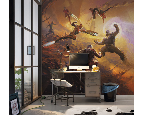 Kantoor met bureau, stoel en muurschildering met Marvel thema