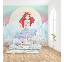 Kamer met fotobehang waarop Ariël de kleine zeemeermin boven een bed staat.