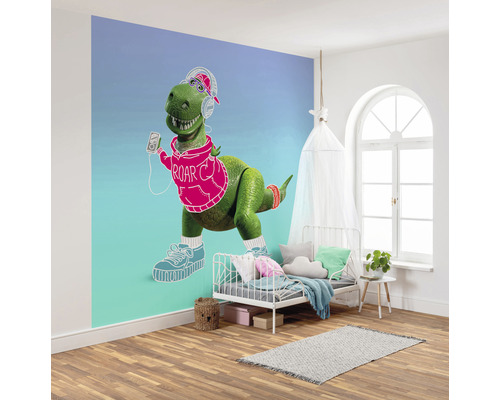 Kinderkamer met muurschildering van een dinosaurus met een koptelefoon en hoodie