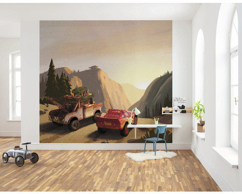 Kinderkamer met muurschildering Cars filmthema