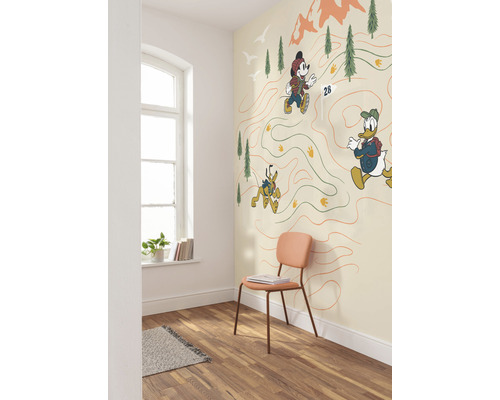 Kamer met raam, stoel en behang met stripfiguren